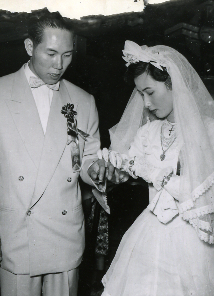 Photo of Tim and Lillian Exchanging Rings